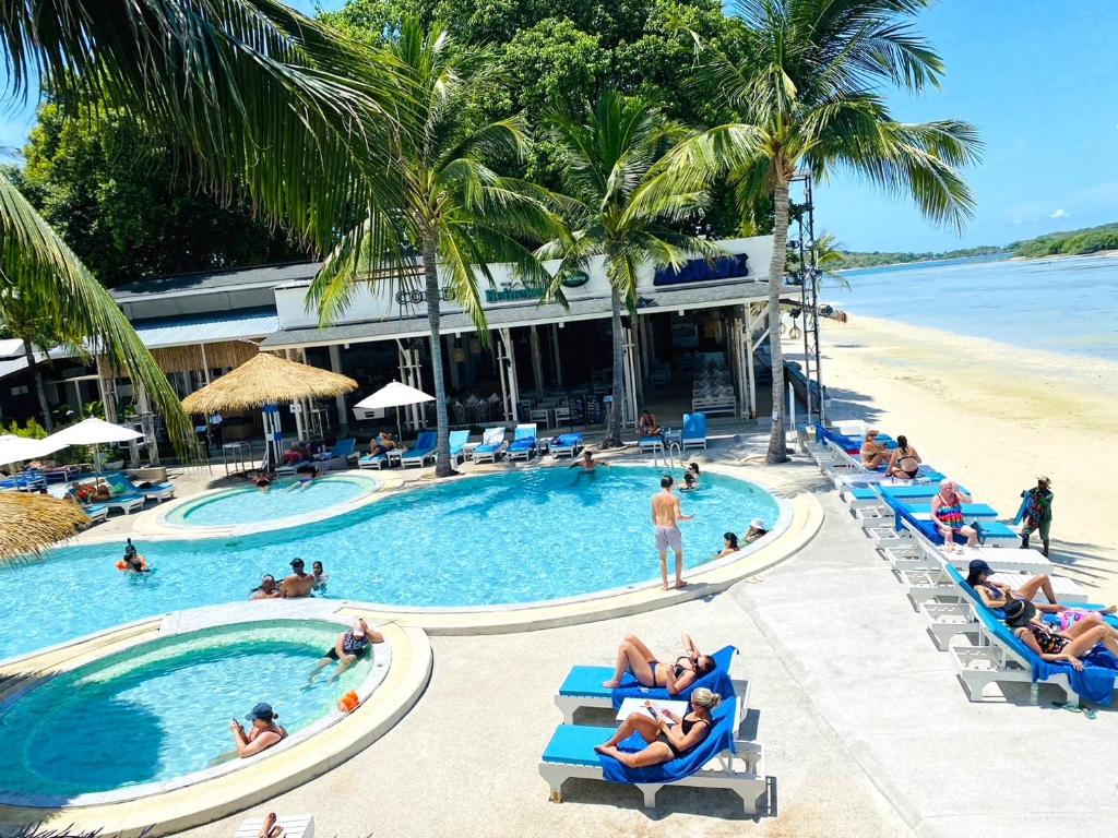Bazén v ubytování Combo Beach Hotel Samui nebo v jeho okolí