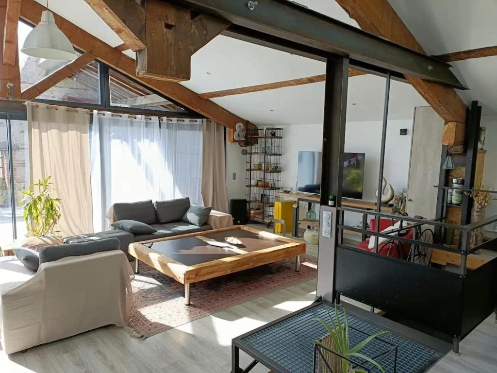 un salon avec un canapé et une table basse dans l'établissement Appartement spacieux à Saint-Jean-Lasseille avec vue sur montagne, à Saint-Jean-Lasseille