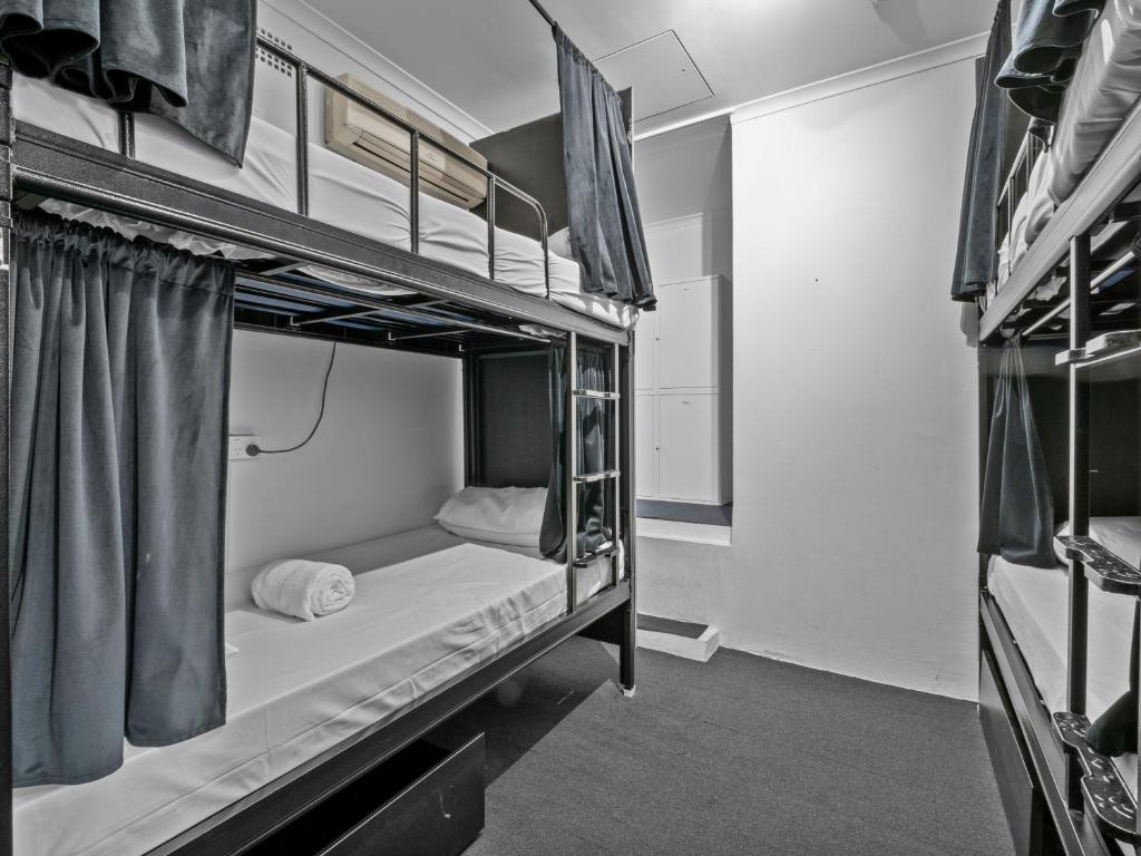 Postel nebo postele na pokoji v ubytování AZZURRO POD HOTEL - Central Sydney