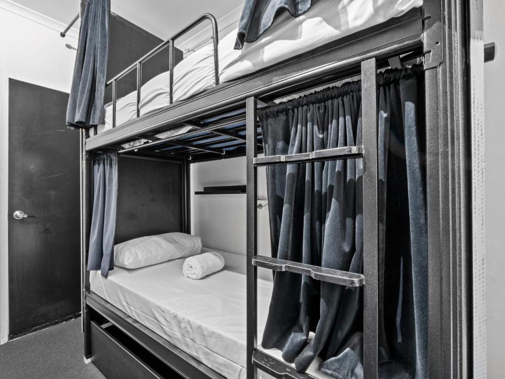 Palanda nebo palandy na pokoji v ubytování AZZURRO POD HOTEL - Central Sydney