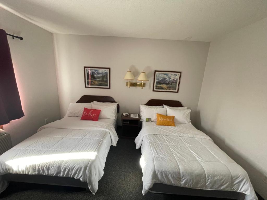 Postel nebo postele na pokoji v ubytování Oakland Express Motel