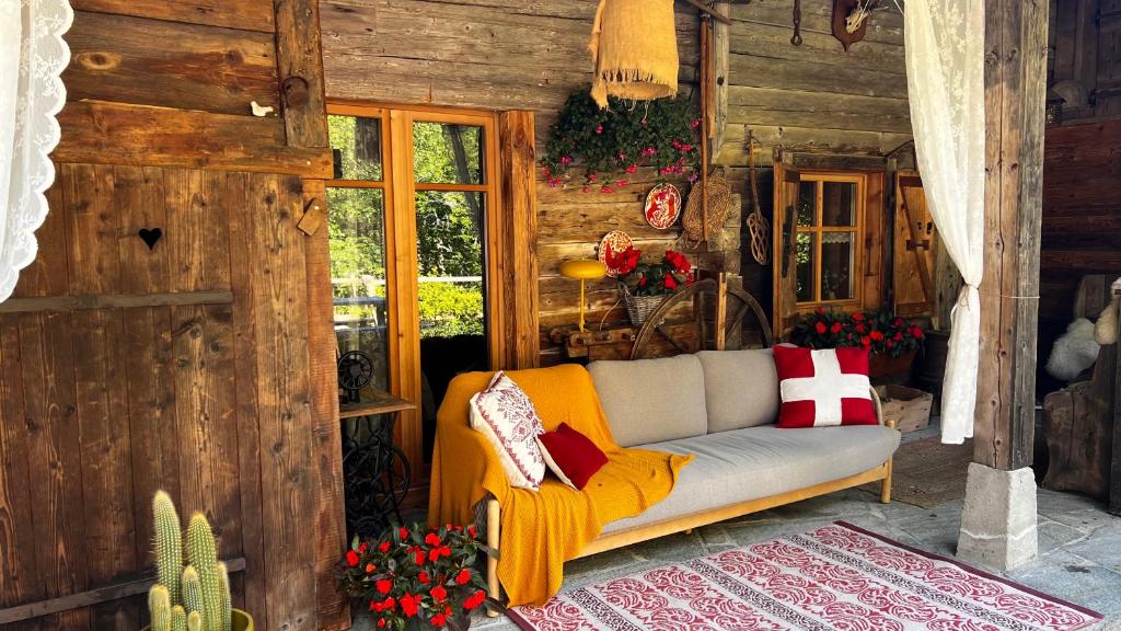- un salon avec un canapé dans une cabine dans l'établissement Magnifique ferme ancienne datant de 1877, à Saint-Jean-de-Sixt