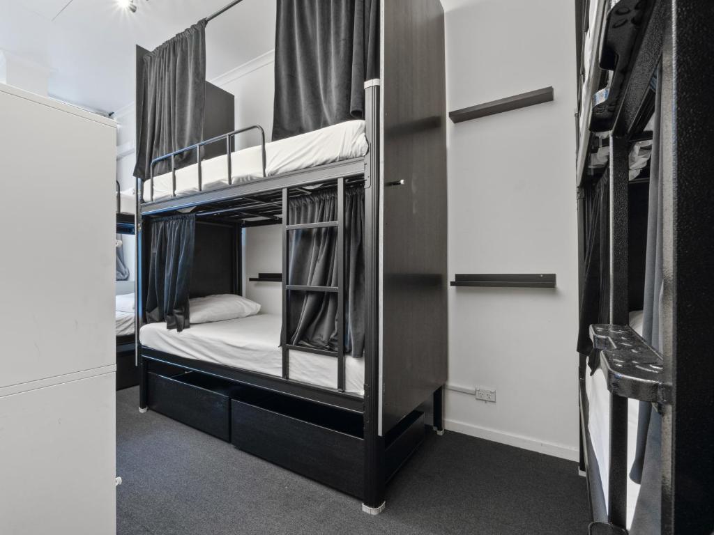 Postel nebo postele na pokoji v ubytování AZZURRO POD HOTEL - Central Sydney