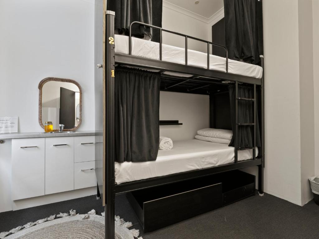 Postel nebo postele na pokoji v ubytování AZZURRO POD HOTEL - Central Sydney