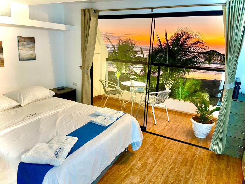 una camera da letto con un letto e vista sull'oceano di ADDA Pacasmayo a Pacasmayo