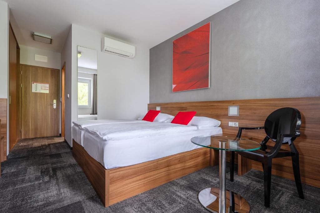 Łóżko lub łóżka w pokoju w obiekcie Hotel Jezerka