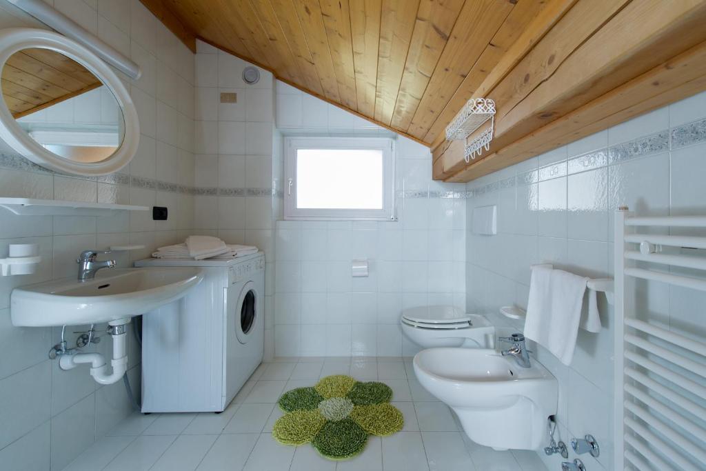 biała łazienka z umywalką i toaletą w obiekcie Residence Villa Boschetto w mieście Carano
