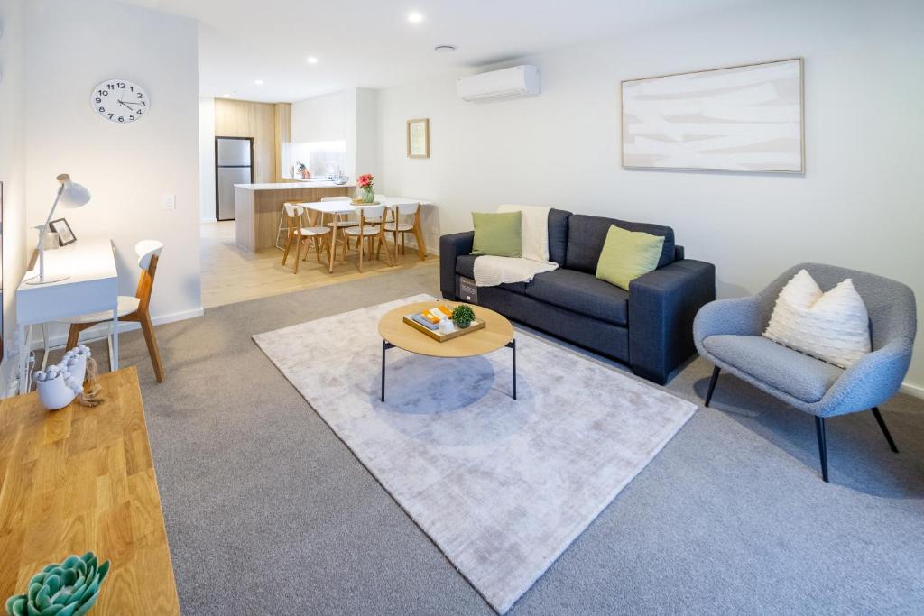 Cozy and Chic in Central Christchurch - Resim 1