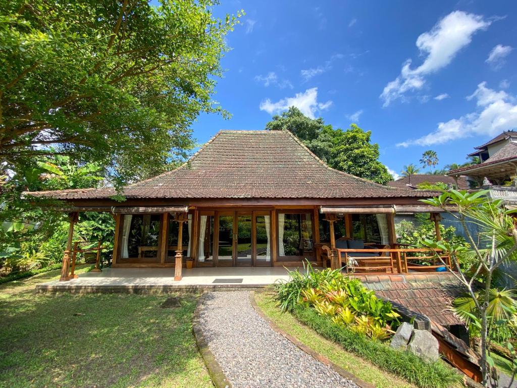 a house with a pavilion in a garden at Abian Ayu Villa in Sidemen