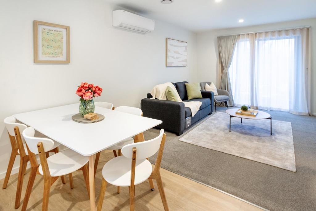 Cozy and Chic in Central Christchurch - Resim 12