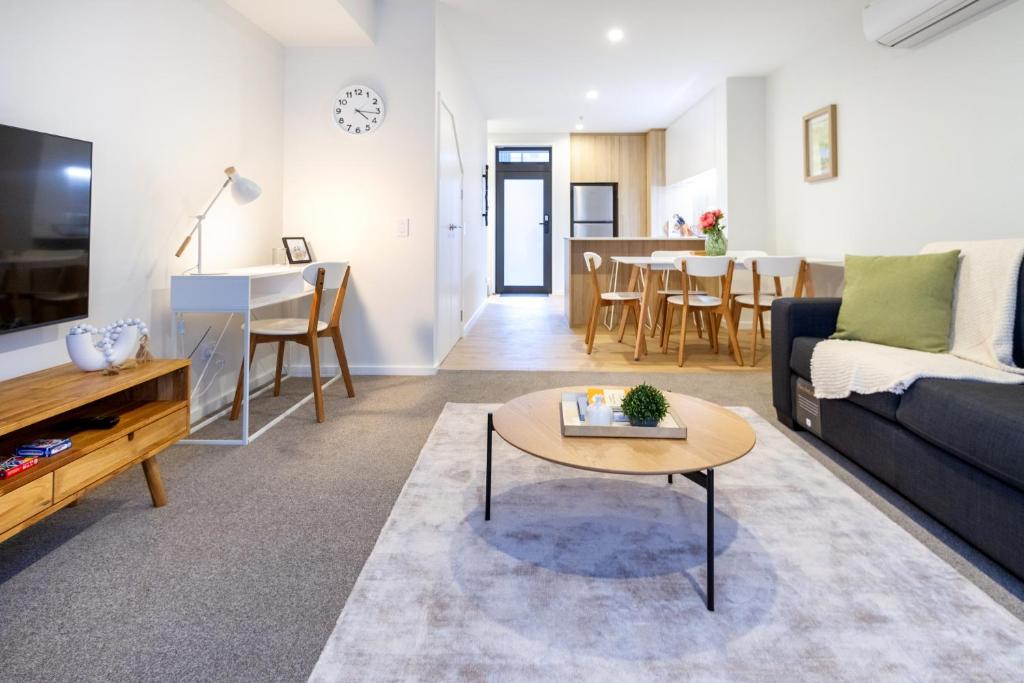 Cozy and Chic in Central Christchurch - Resim 5