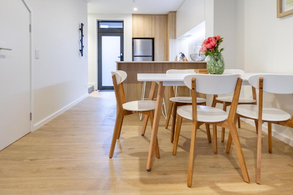 Cozy and Chic in Central Christchurch - Resim 17