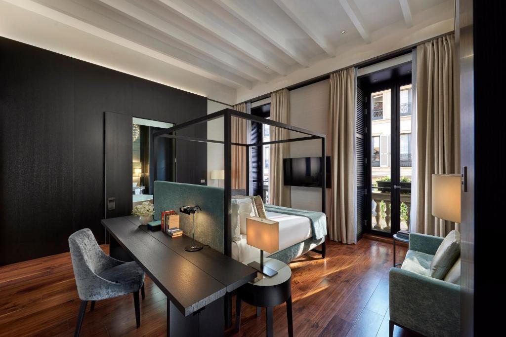 TV a/nebo společenská místnost v ubytování Mandarin Oriental, Milan