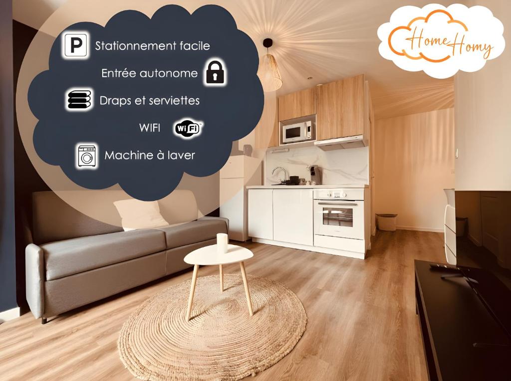 salon z kanapą i stołem w obiekcie Le Cocoon - Home Homy w mieście Vierzon
