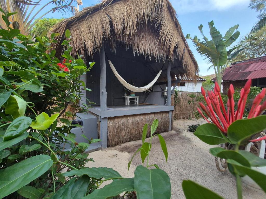 a small hut with a straw roof at Sea Love Beach Bar & Bungalows in Ban Tai