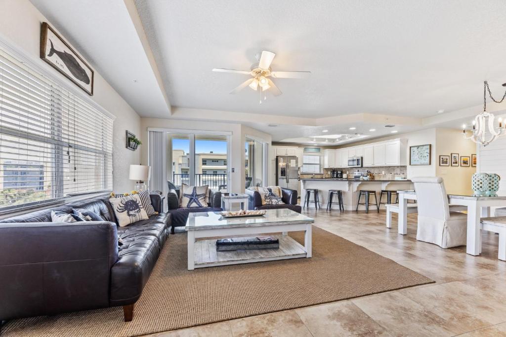 Posezení v ubytování Large Corner Unit at Ocean Walk with Sneak Peak of the Ocean ~ OW20-501