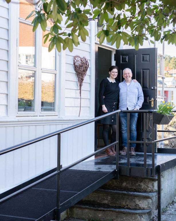 zwei Personen stehen an der Haustür eines Hauses in der Unterkunft Gamle Fengselet Kulturhotell in Stord