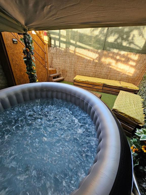 - un bain à remous dans un jardin avec une tente dans l'établissement Grand Appartement 5 chambres avec JACUZZI extérieur privée, à Marseille