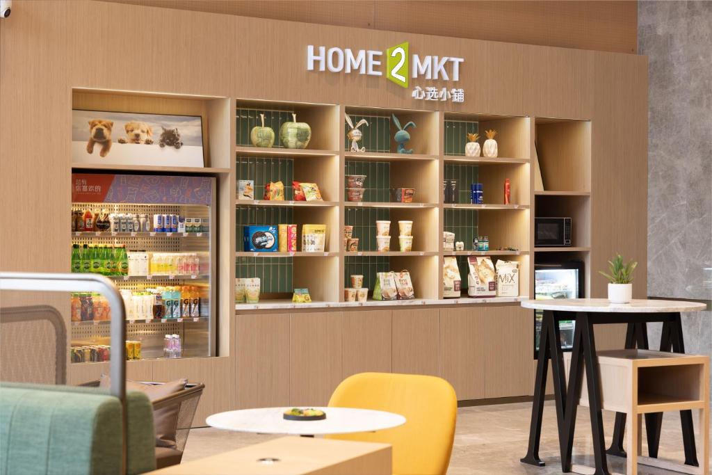 Příslušenství pro přípravu čaje a kávy v ubytování Home2 Suite by Hilton Guangzhou Conghua