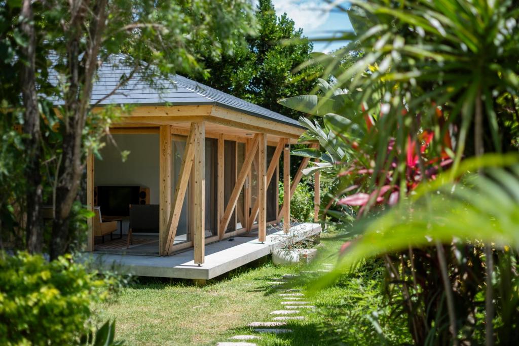 本部町にあるSHINMINKA Villa GUSHIKENの庭園中の小屋