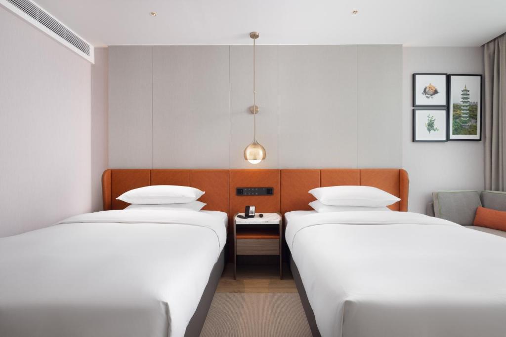 Postel nebo postele na pokoji v ubytování Home2 Suite by Hilton Guangzhou Conghua