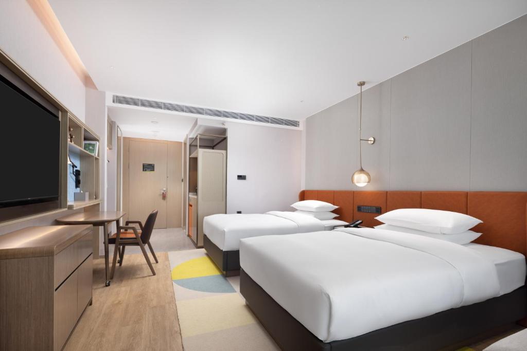 Postel nebo postele na pokoji v ubytování Home2 Suite by Hilton Guangzhou Conghua