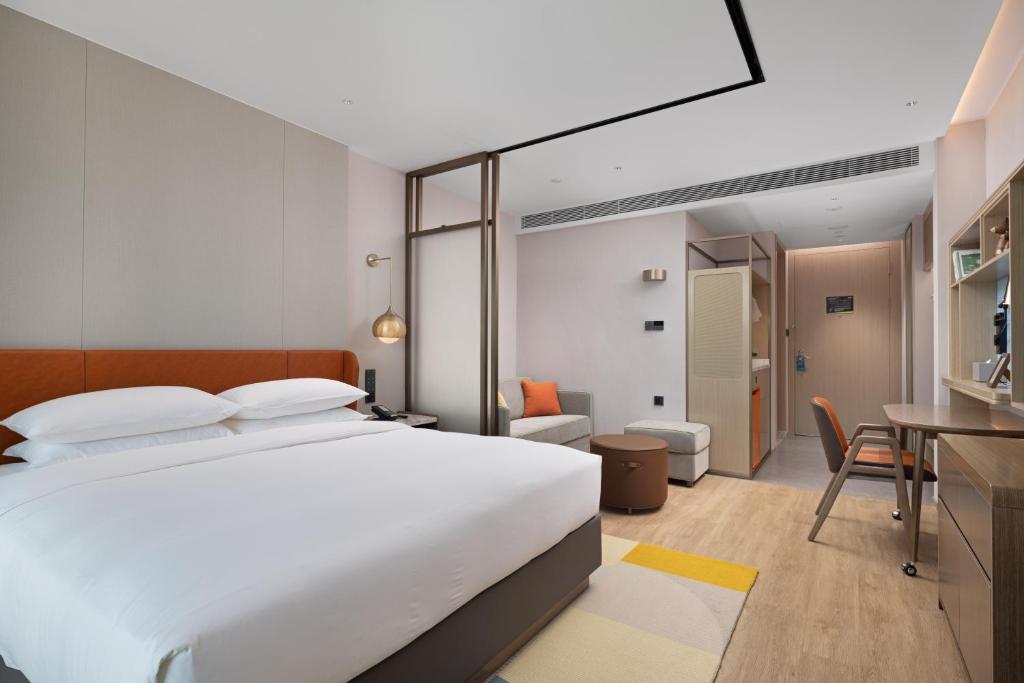 Postel nebo postele na pokoji v ubytování Home2 Suite by Hilton Guangzhou Conghua