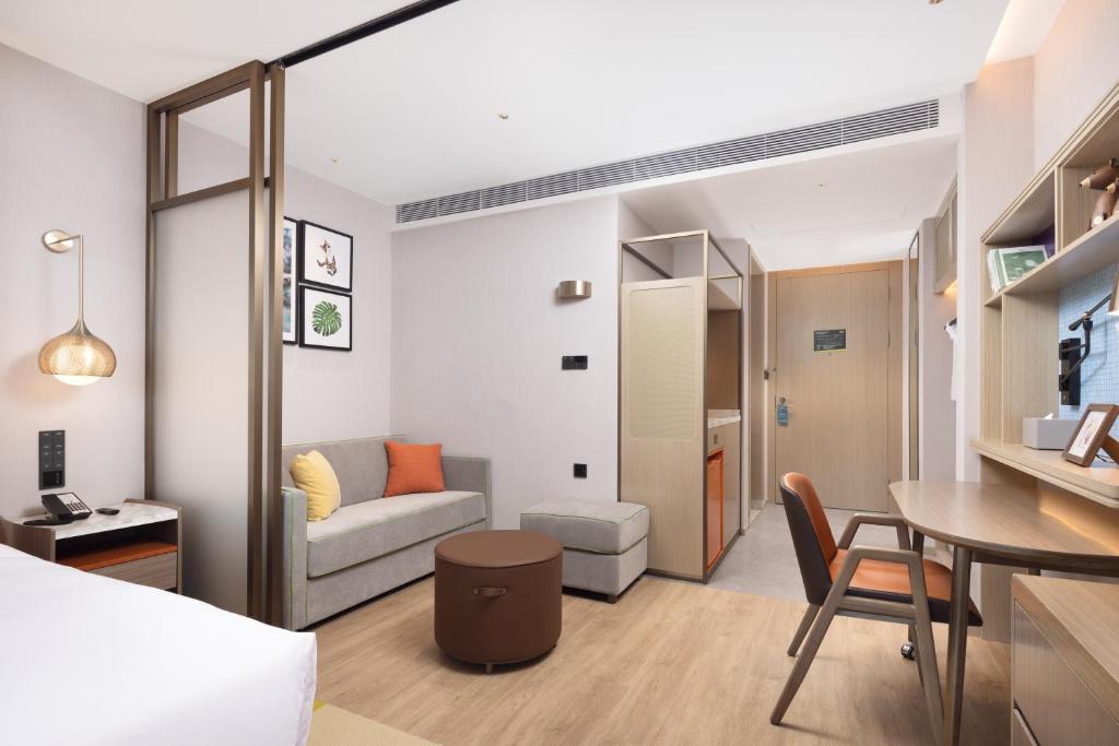 Postel nebo postele na pokoji v ubytování Home2 Suite by Hilton Guangzhou Conghua