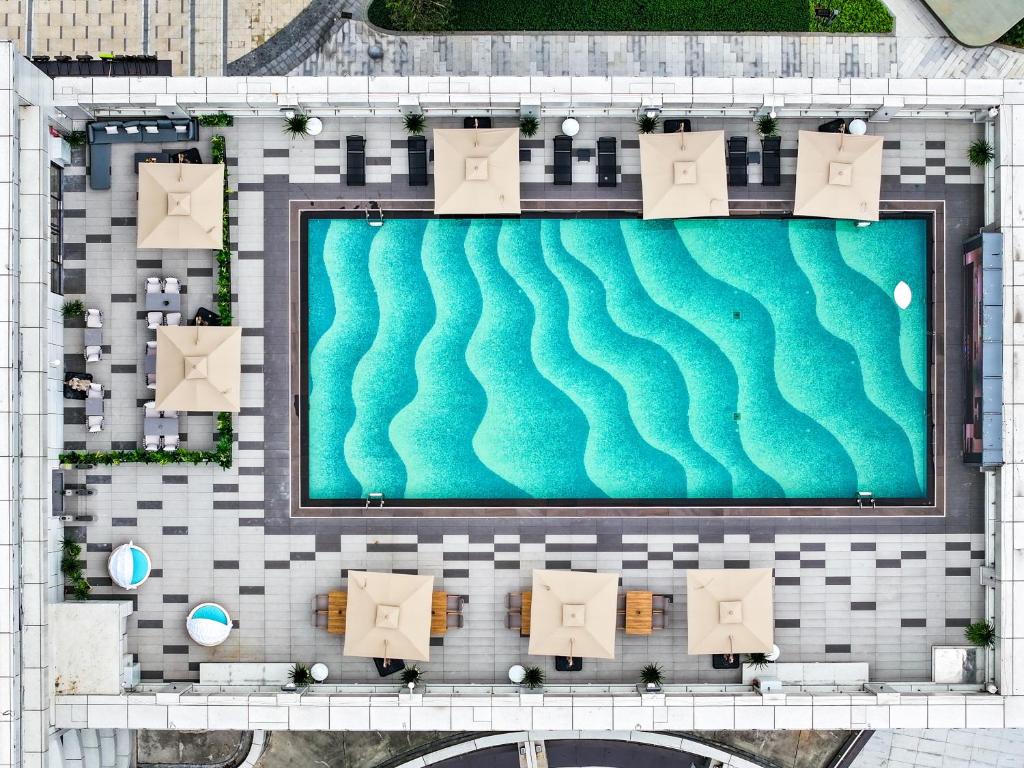 Bazén v ubytování Home2 Suite by Hilton Guangzhou Conghua nebo v jeho okolí