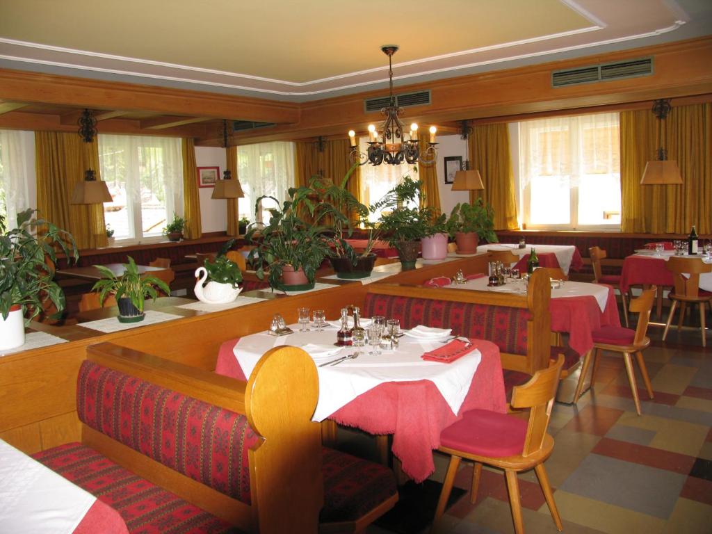 Reštaurácia alebo iné gastronomické zariadenie v ubytovaní Hotel Bruggerwirt
