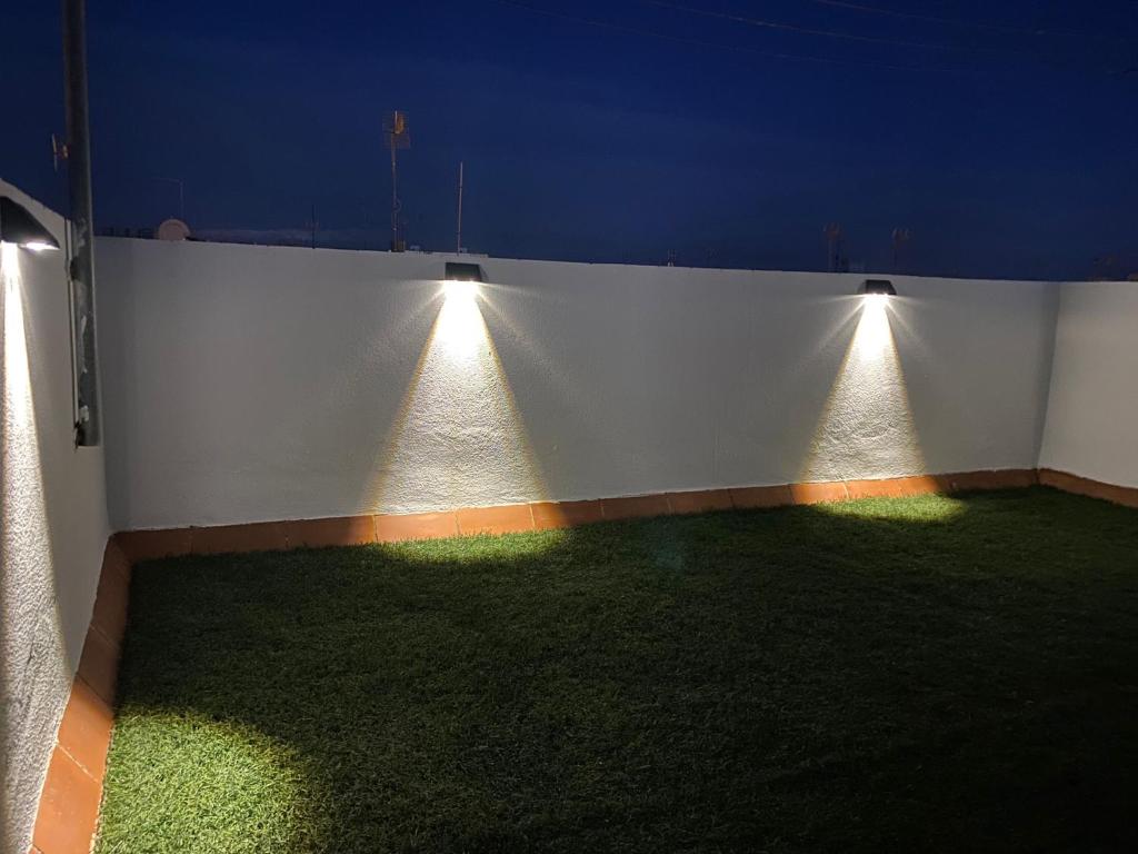 een kamer met witte muren met lichten erop bij CONIL CENTRO MERCURIO solo FAMILIAS in Conil de la Frontera