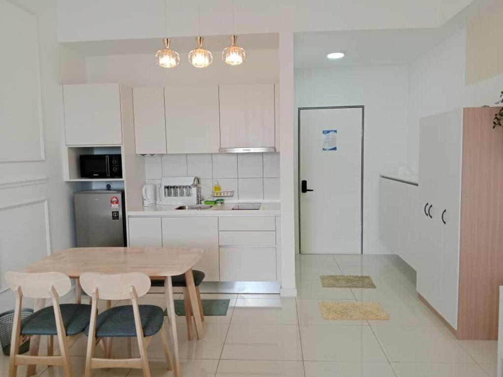 Kuchyň nebo kuchyňský kout v ubytování Chambers Residence by Gloria Homes
