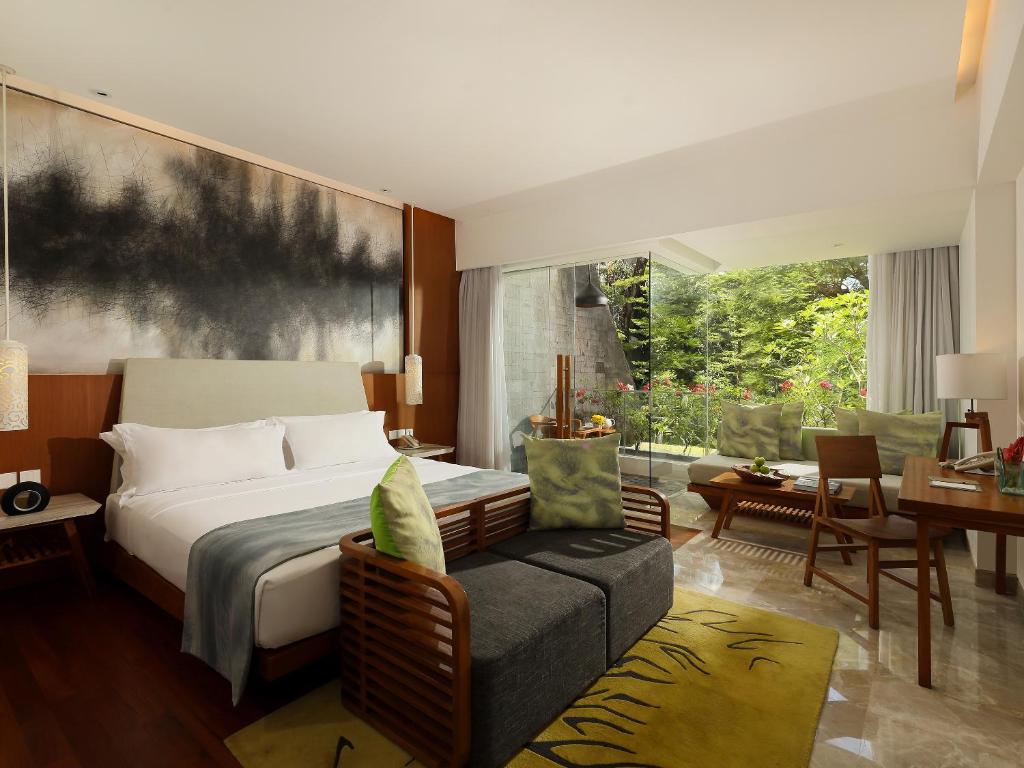 Postel nebo postele na pokoji v ubytování Maya Sanur Resort & Spa