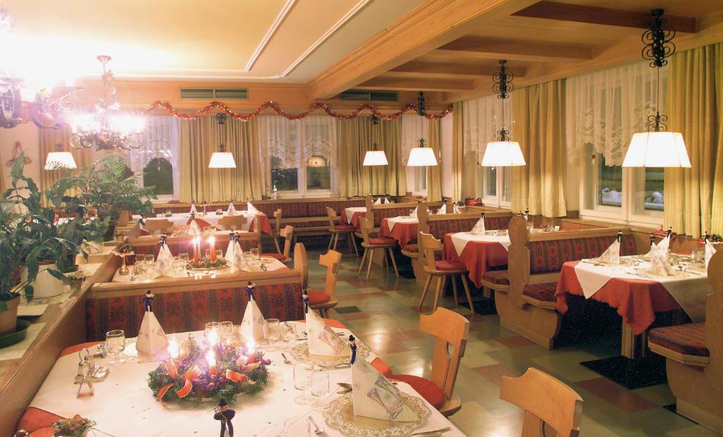 Reštaurácia alebo iné gastronomické zariadenie v ubytovaní Hotel Bruggerwirt