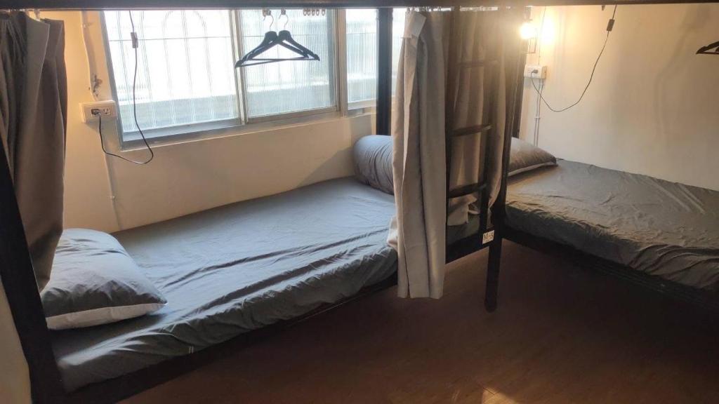 Postel nebo postele na pokoji v ubytování 阿霞袂睏MAMAzzzzHostel