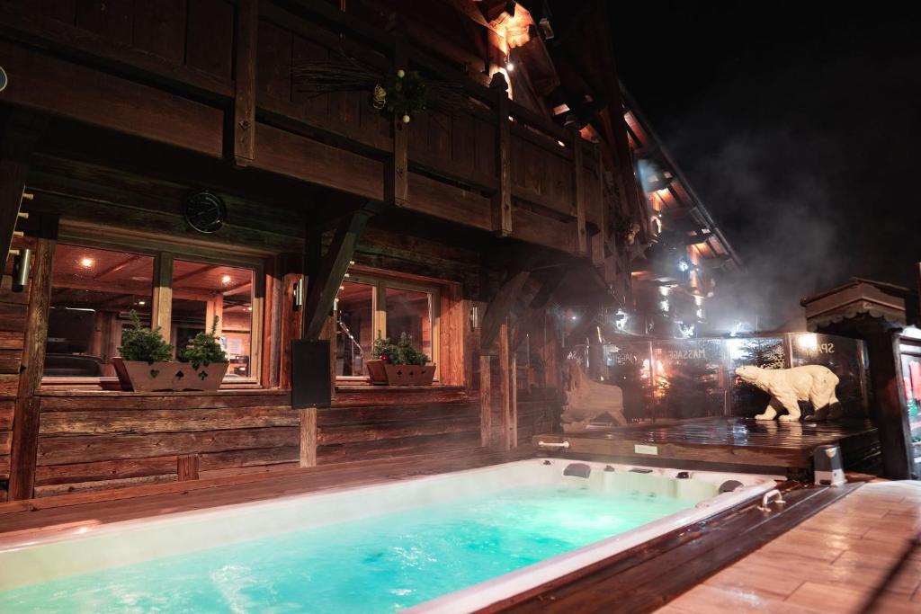 Bazén v ubytování Chalet Hôtel du Mont-Charvin & Spa nebo v jeho okolí