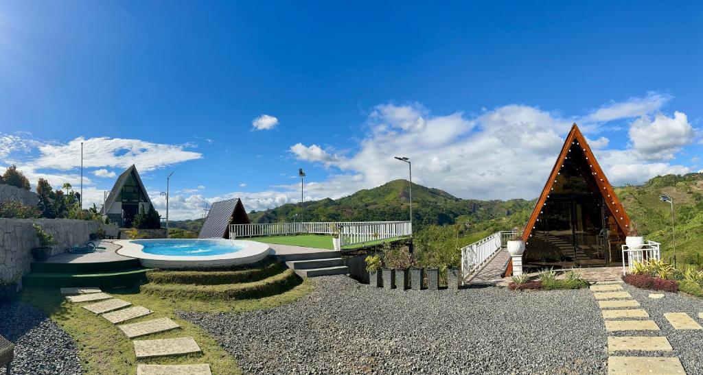 uma casa com piscina e uma montanha em Remedios and Beverly Hills at Marilog, Buda em Kayagan