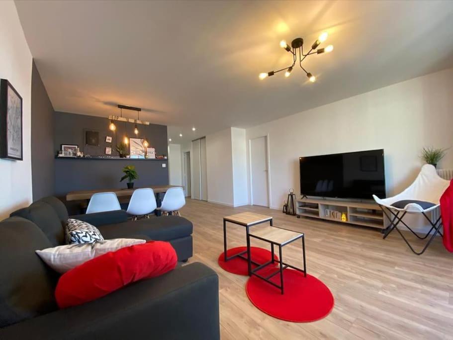 un salon avec un canapé et une télévision à écran plat dans l'établissement Saint Mathieu 5 minutes du port et gare wifi 10minutes plage, à Toulon