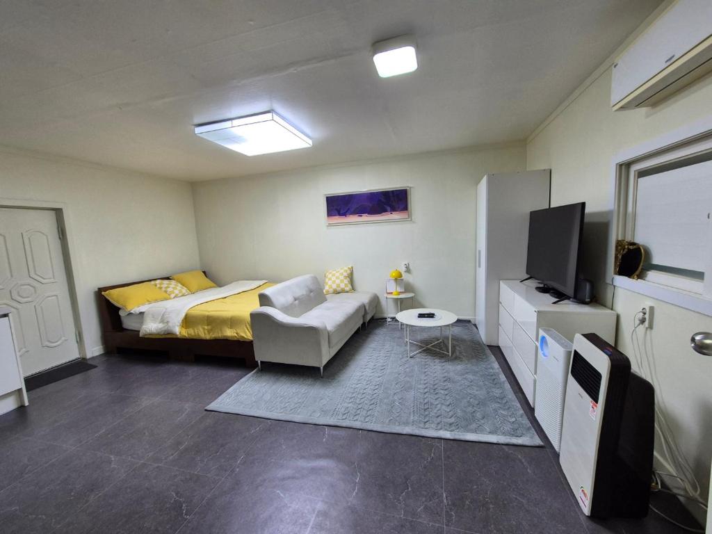 TV a/nebo společenská místnost v ubytování Dongjak Cozy House