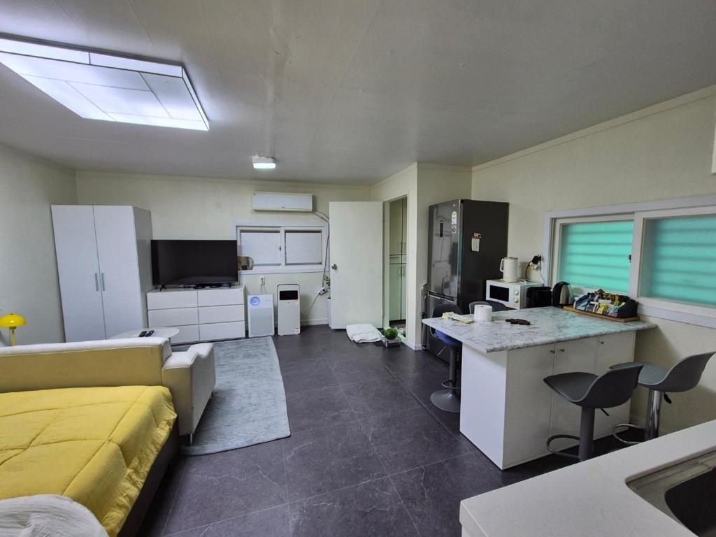 Kuchyň nebo kuchyňský kout v ubytování Dongjak Cozy House