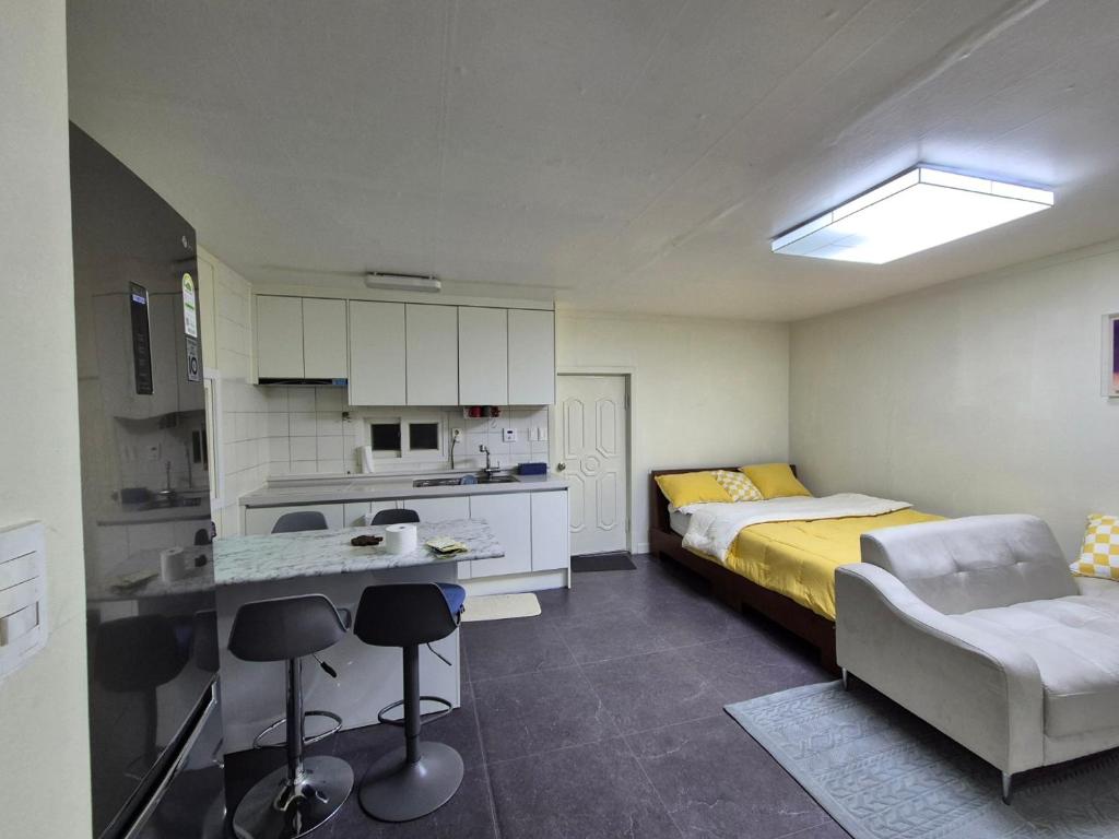 Kuchyň nebo kuchyňský kout v ubytování Dongjak Cozy House