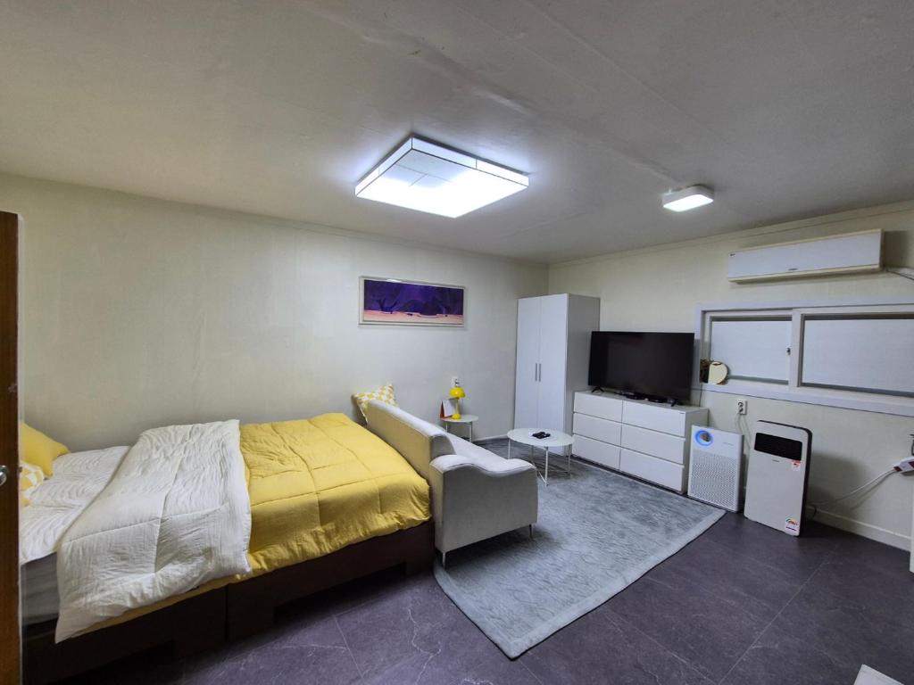 Postel nebo postele na pokoji v ubytování Dongjak Cozy House