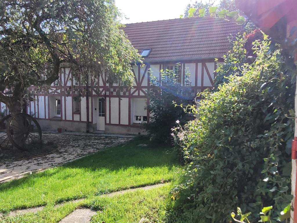 a house with a red and white building at Le Clos Verdonnais in Verdon