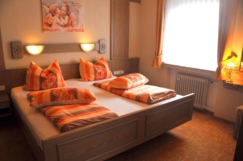 Postel nebo postele na pokoji v ubytování Hotel Niedersfeld-Winterberg
