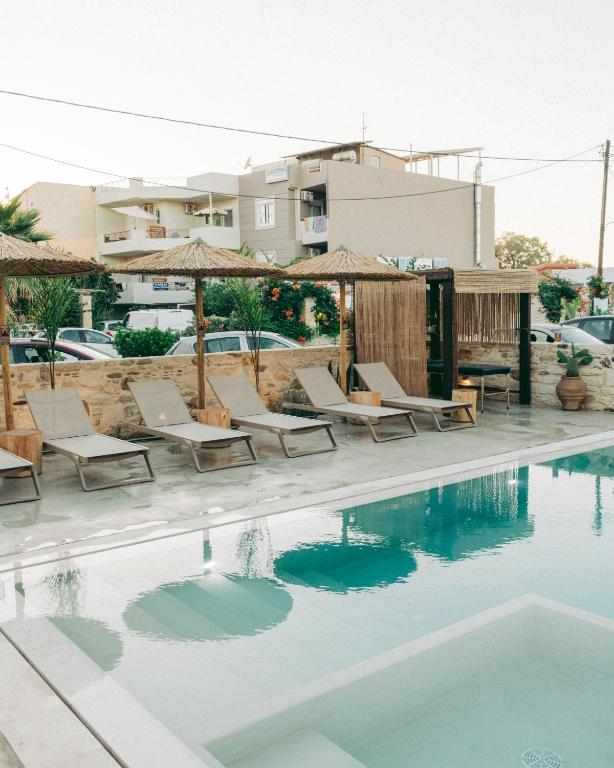 Bazén v ubytování Miramare Apartments nebo v jeho okolí