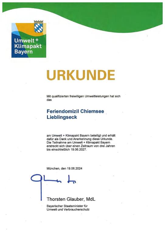 Ein Zertifikat, Auszeichnung, Logo oder anderes Dokument, das in der Unterkunft LIEBLINGSECK nachhaltige 5-Sterne Ferienwohnung direkt am Chiemsee ausgestellt ist