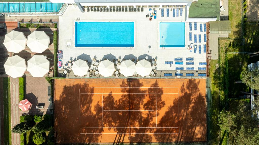 widok na kort tenisowy i basen w obiekcie Baltic Inn w Pogorzelicy