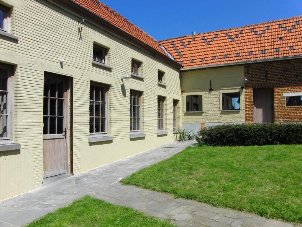 a row of buildings with a yard in front at 't Nophof in Zulzeke