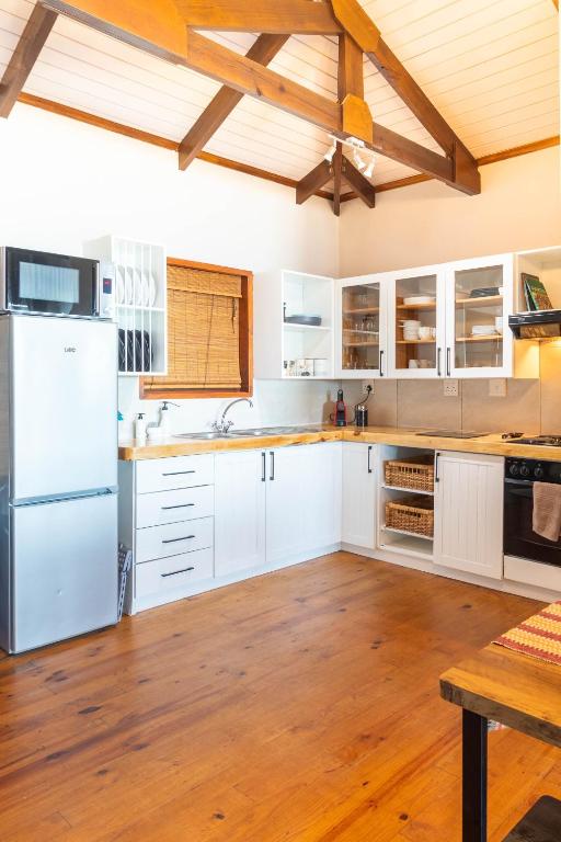 Peak's Cabin - Endless Ocean Views - Fireplace - Fast WiFi - Image 10