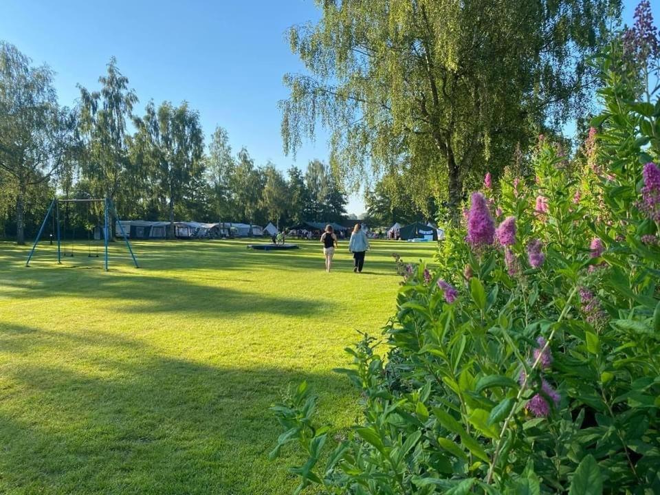 Zahrada ubytování Pipowagens bij Pannenkoekenrestaurant & Camping De Koppenjan 'Een uniek verblijf met kinderspeelboerderij'